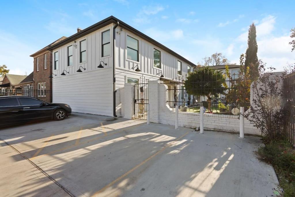 Apartment Rodeo Escape: Sleeps 8, Parking, Wi-fi, Free Gym