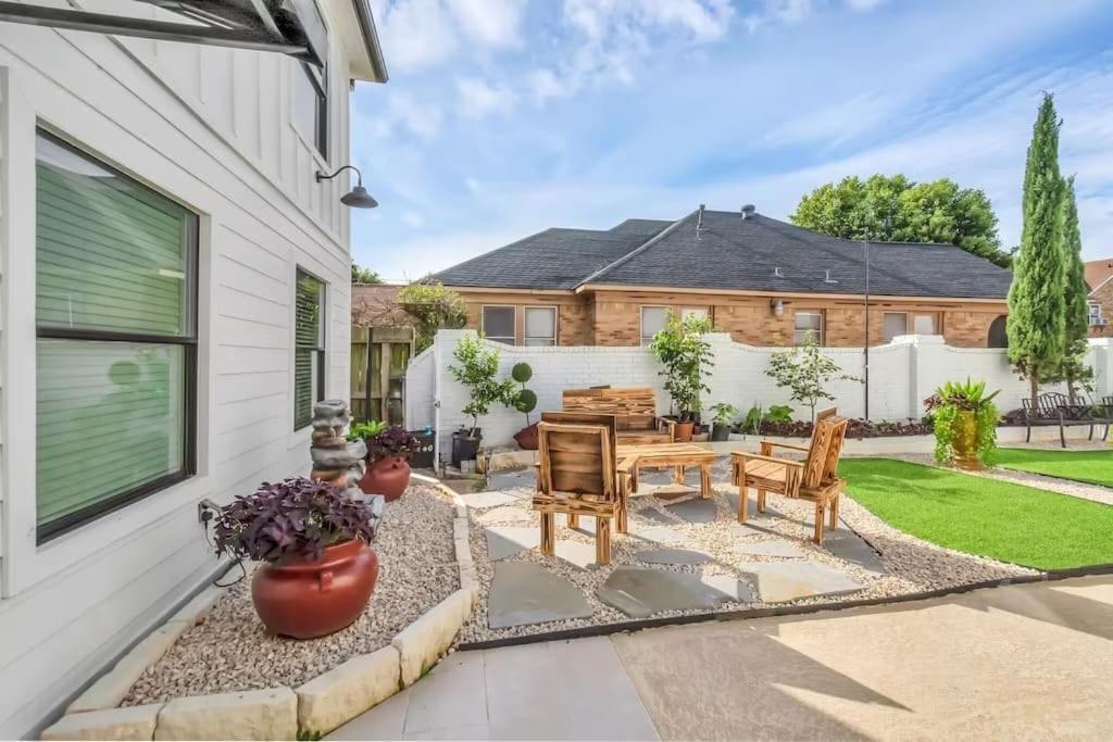 Rodeo Escape: Sleeps 8, Parking, Wi-fi, Free Gym Apartment Houston