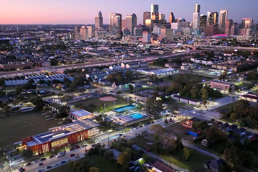 Rodeo Escape: Sleeps 8, Parking, Wi-fi, Free Gym * Houston