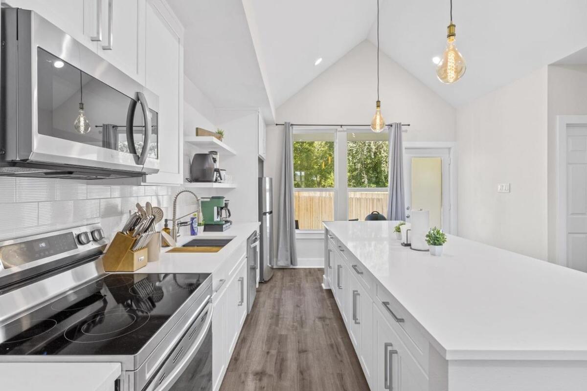 Modern Retreat I Dtown 15 Min Sleeps 12 Parking 4 *