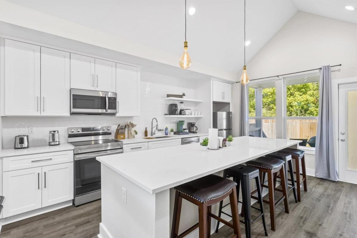 Modern Retreat I Dtown 15 Min Sleeps 12 Parking 4 Holiday home