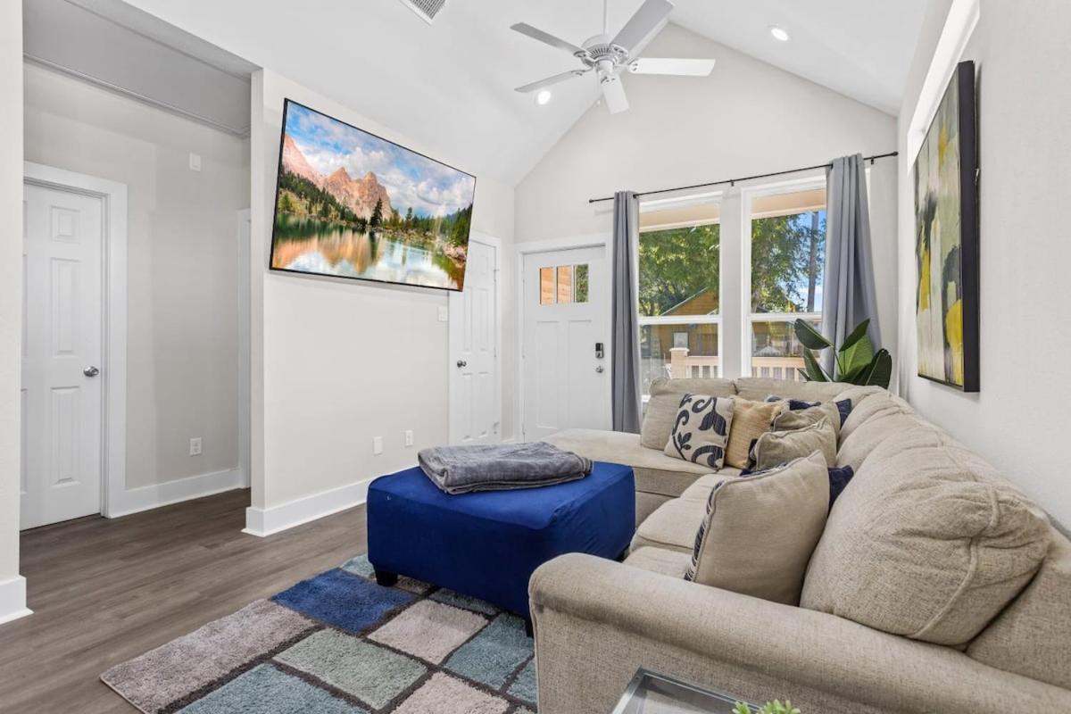Modern Retreat I Dtown 15 Min Sleeps 12 Parking 4 *