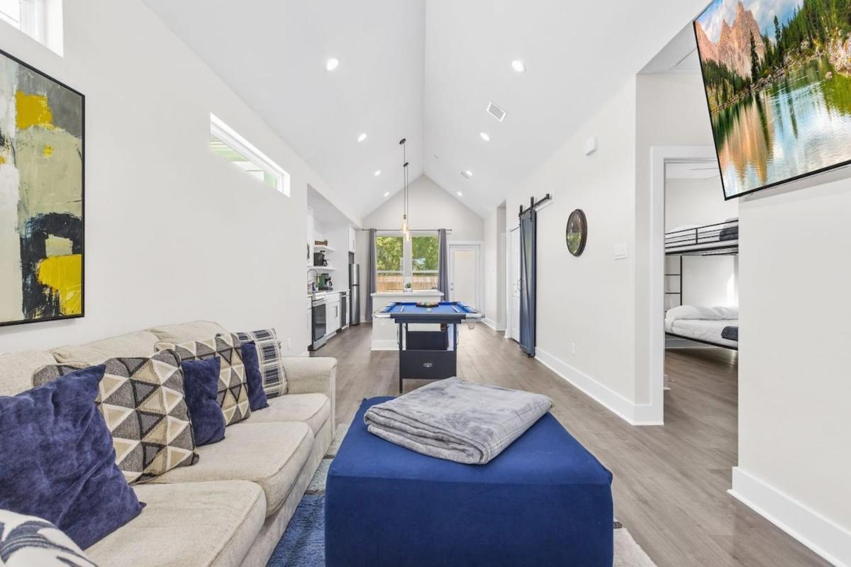 Modern Retreat I Dtown 15 Min Sleeps 12 Parking 4 Holiday home