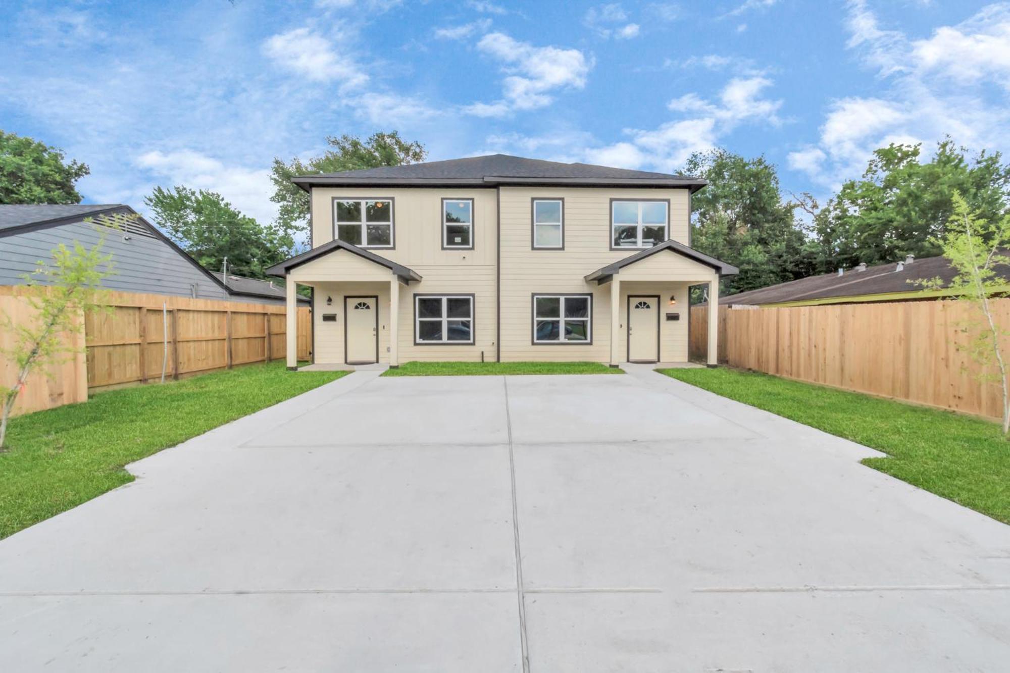 2 Homes! Sleeps 18, Games, Gated Parking & More! * Houston