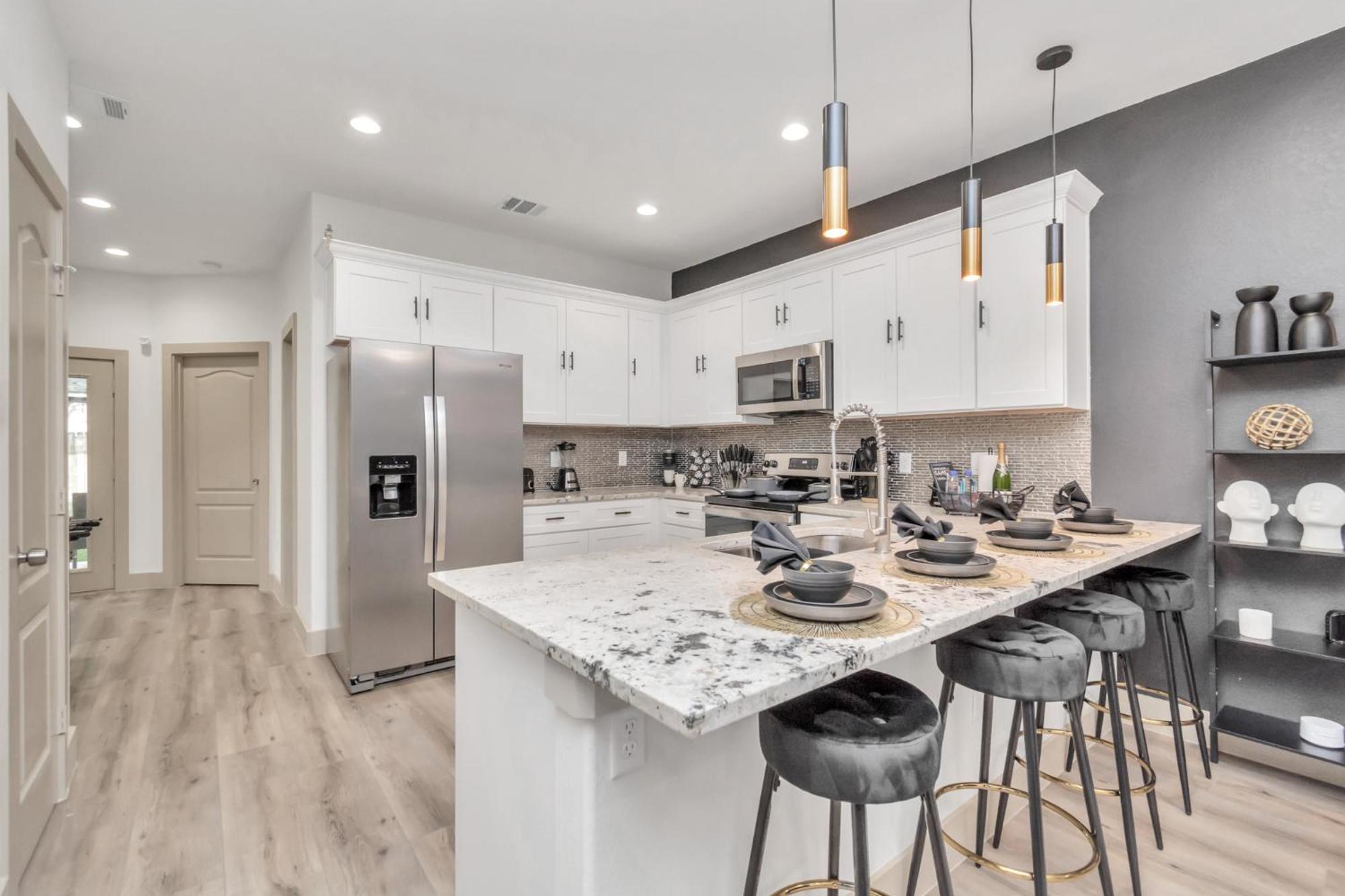2 Homes! Sleeps 18, Games, Gated Parking & More! Houston