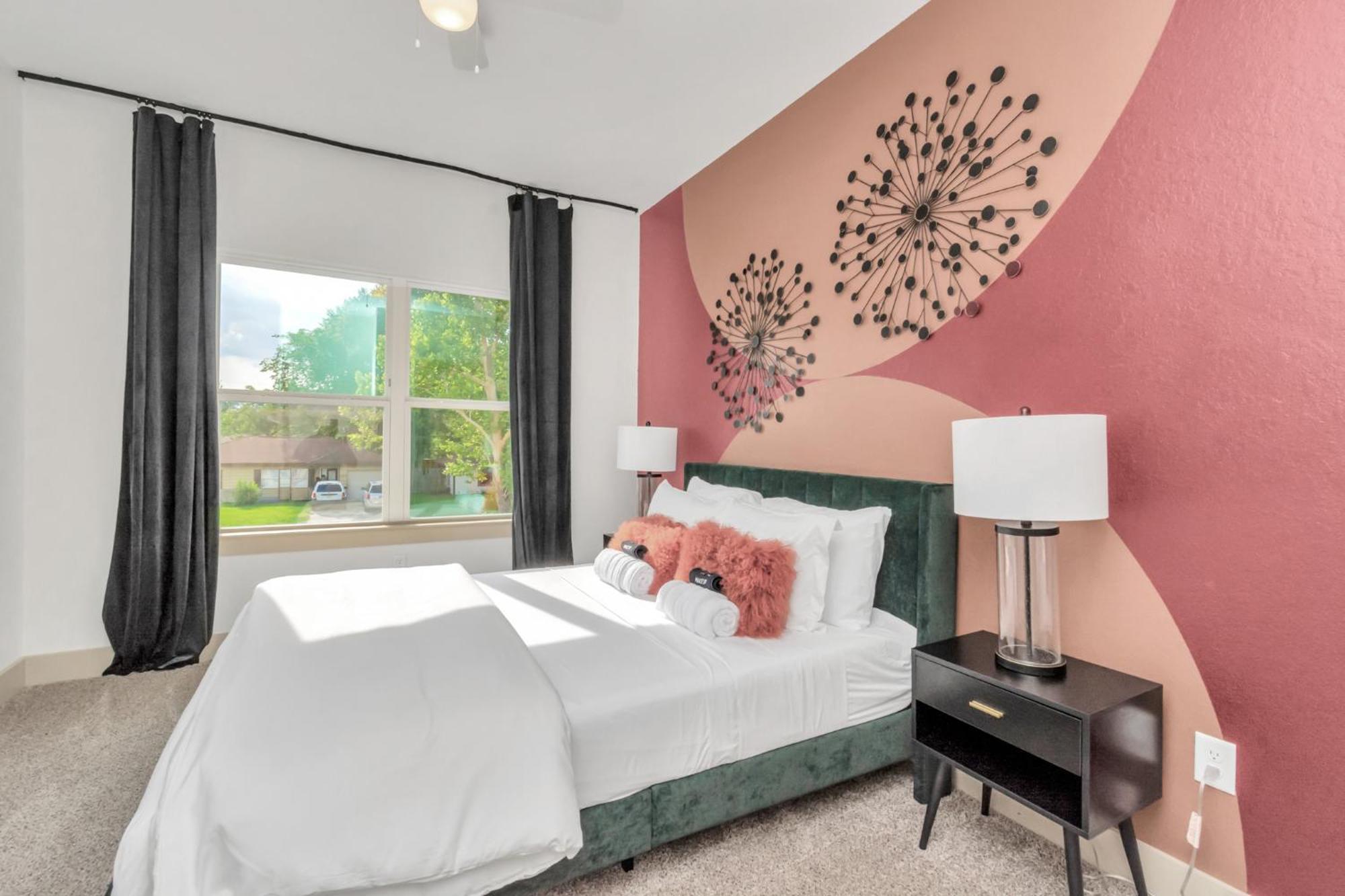 Apartment 2 Homes! Sleeps 18, Games, Gated Parking & More!