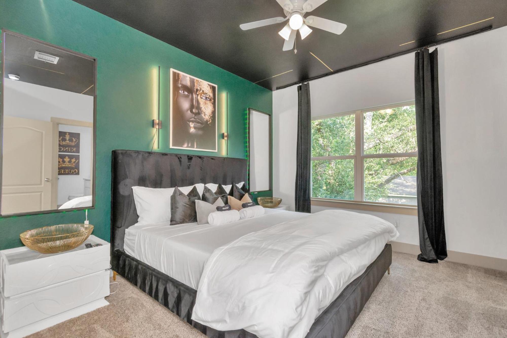 2 Homes! Sleeps 18, Games, Gated Parking & More!