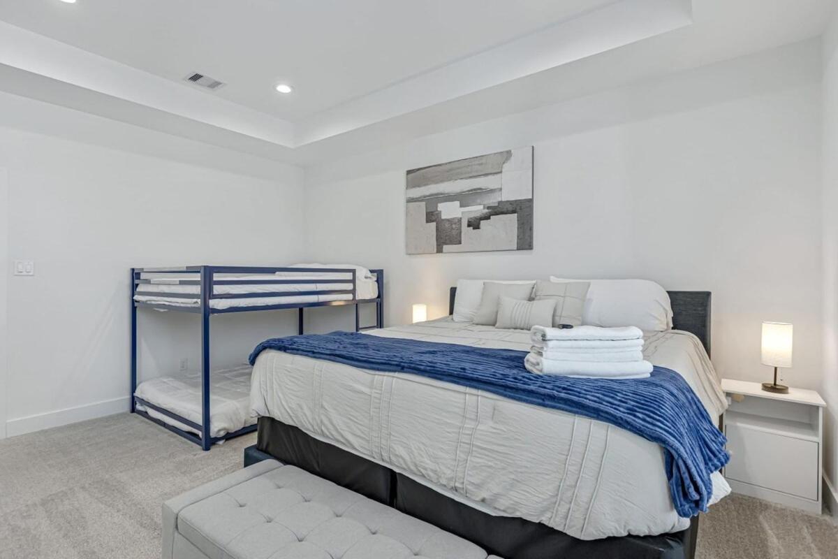 Holiday home Modern 3bd Retreat I Near Hotspots I Sleeps 12 Houston