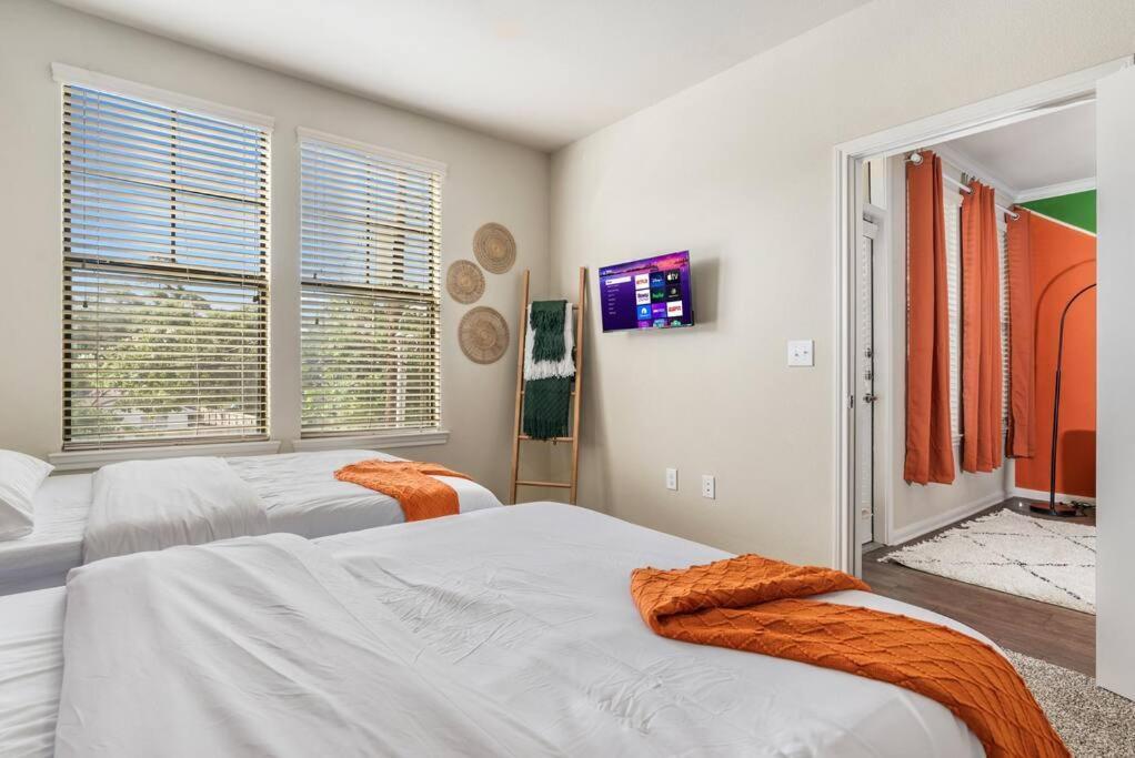 Modish King Bed W/ Pool & Gym Apartment