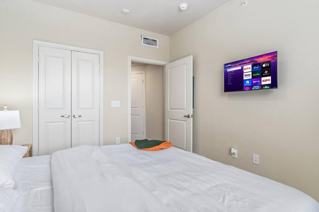 Modish King Bed W/ Pool & Gym Apartment