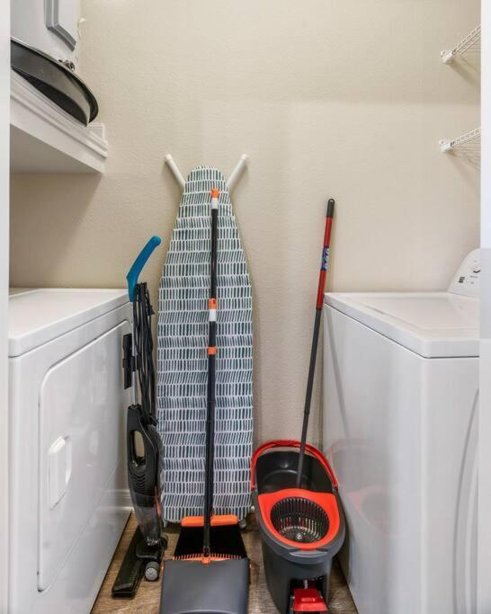 Modish King Bed W/ Pool & Gym Apartment Houston