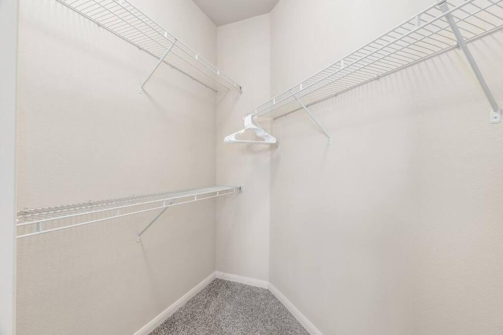 Modish King Bed W/ Pool & Gym Apartment