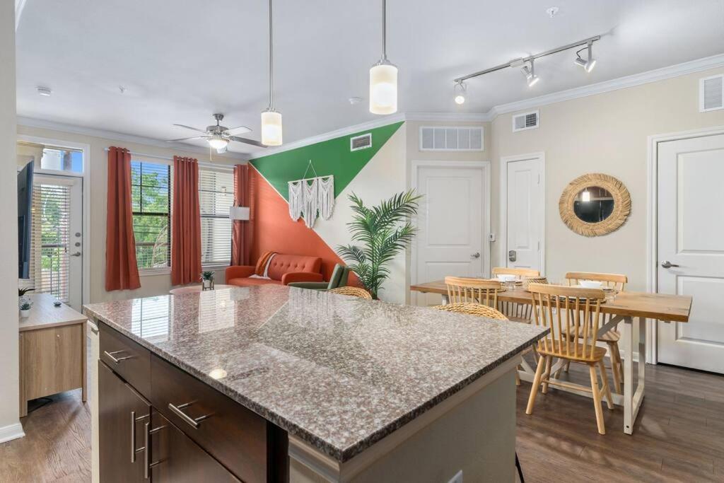 Modish King Bed W/ Pool & Gym * Houston