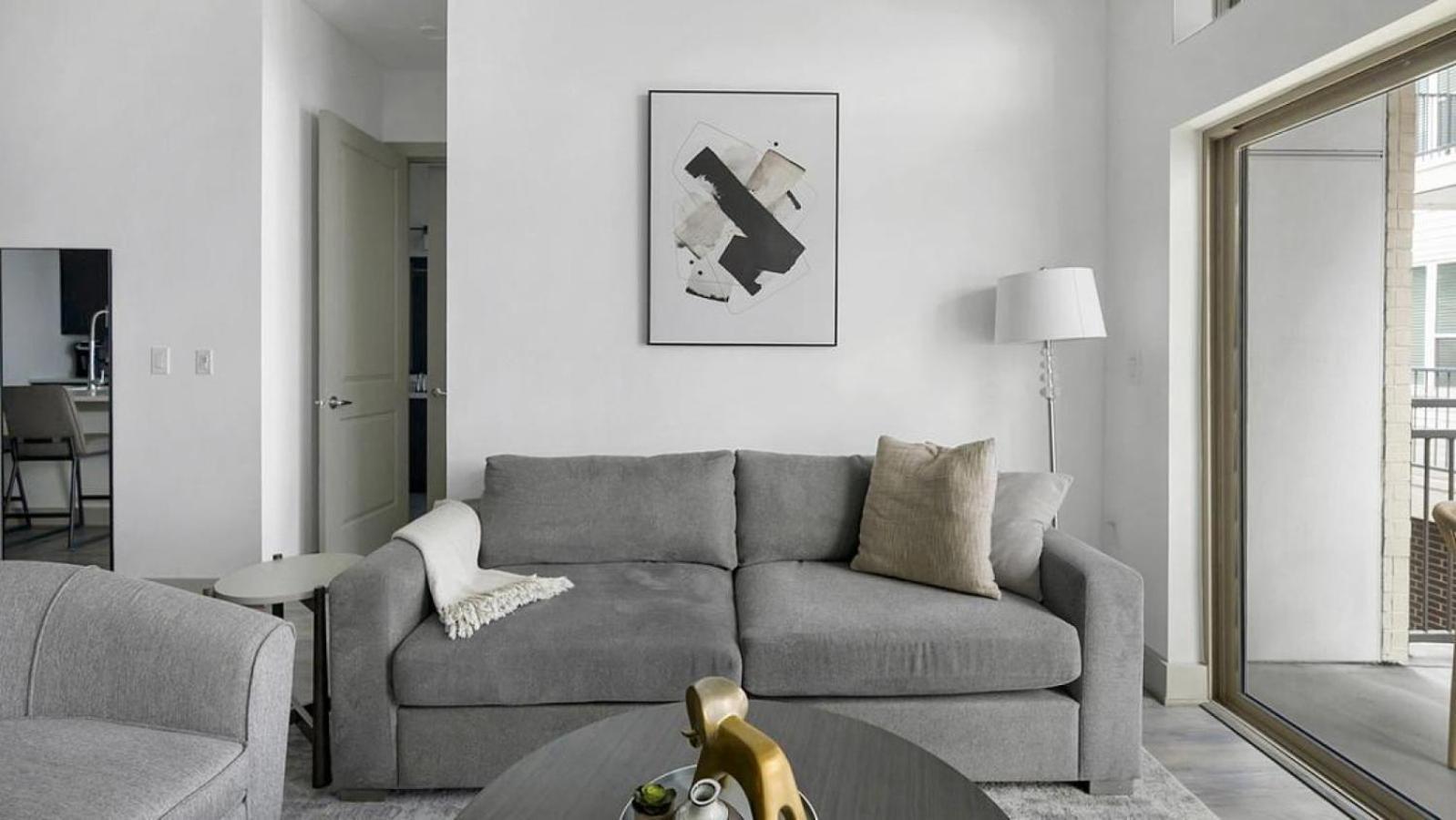 Apartment Landing Modern With Amazing Amenities Id1803x06