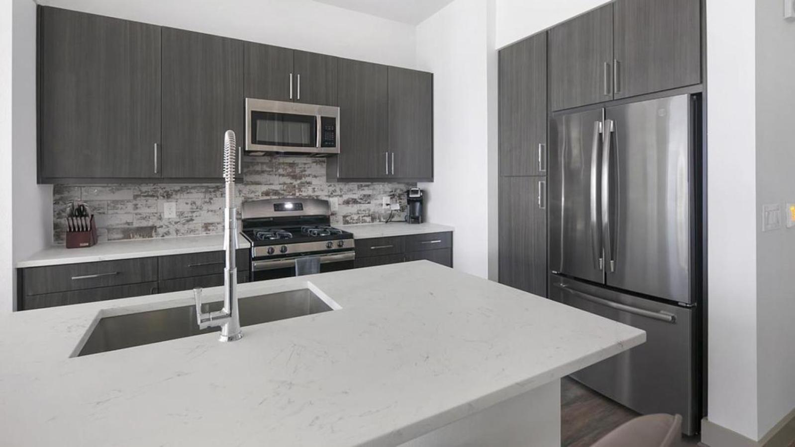 Landing Modern With Amazing Amenities Id1803x06 Houston
