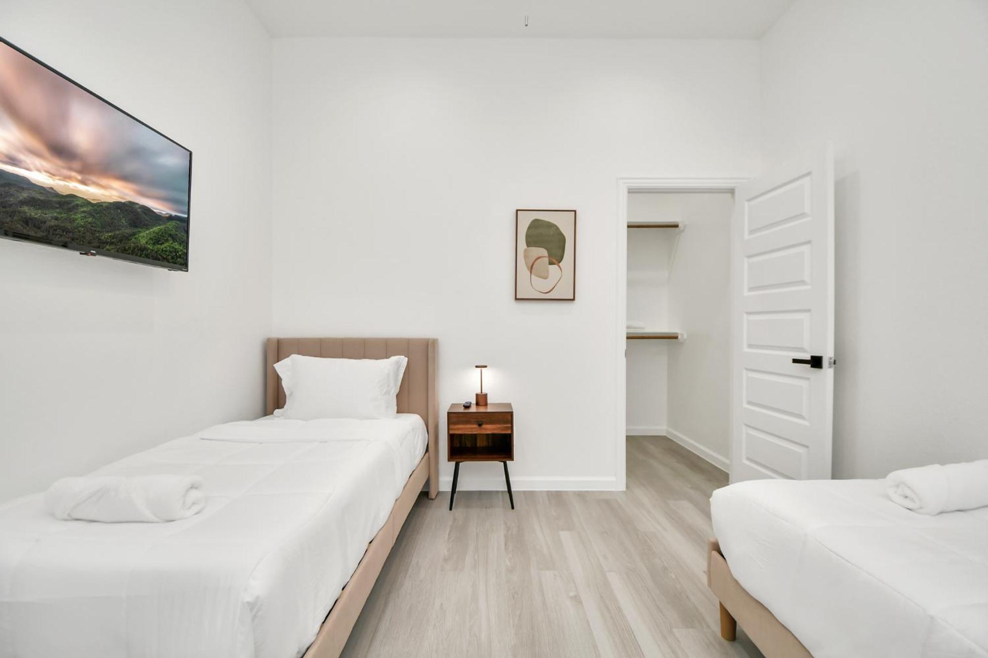 2 Homes•sleeps 18•gated•10 Mins To Dwntwn•smarttvs * Houston