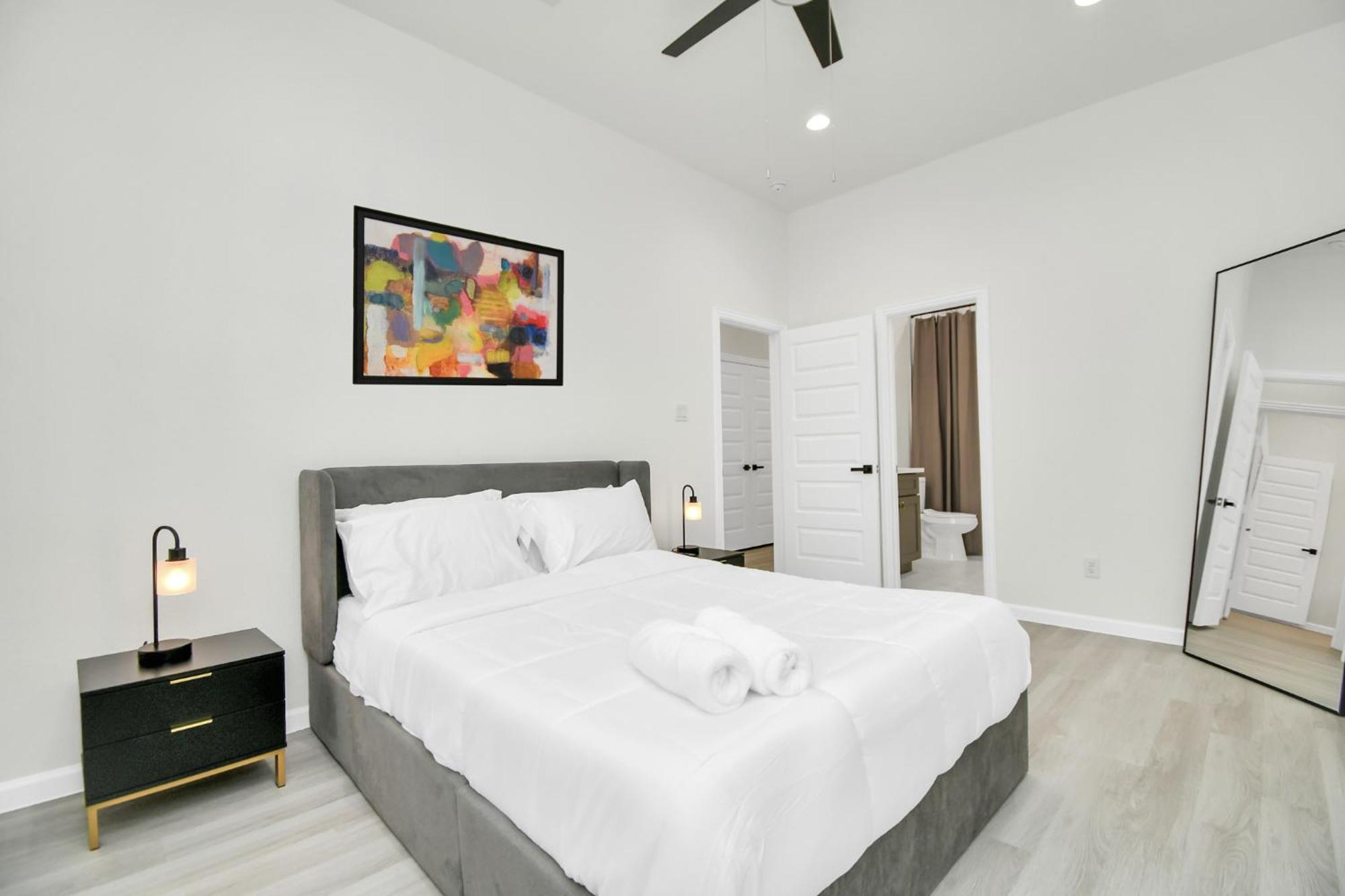 Holiday home 2 Homes•sleeps 18•gated•10 Mins To Dwntwn•smarttvs *