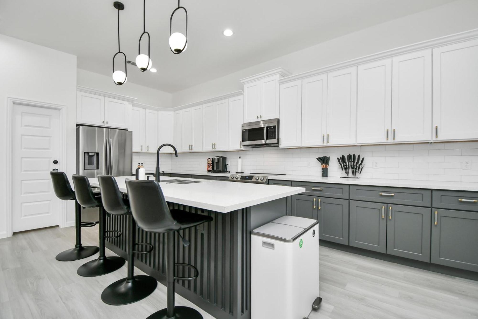 2 Homes•sleeps 18•gated•10 Mins To Dwntwn•smarttvs