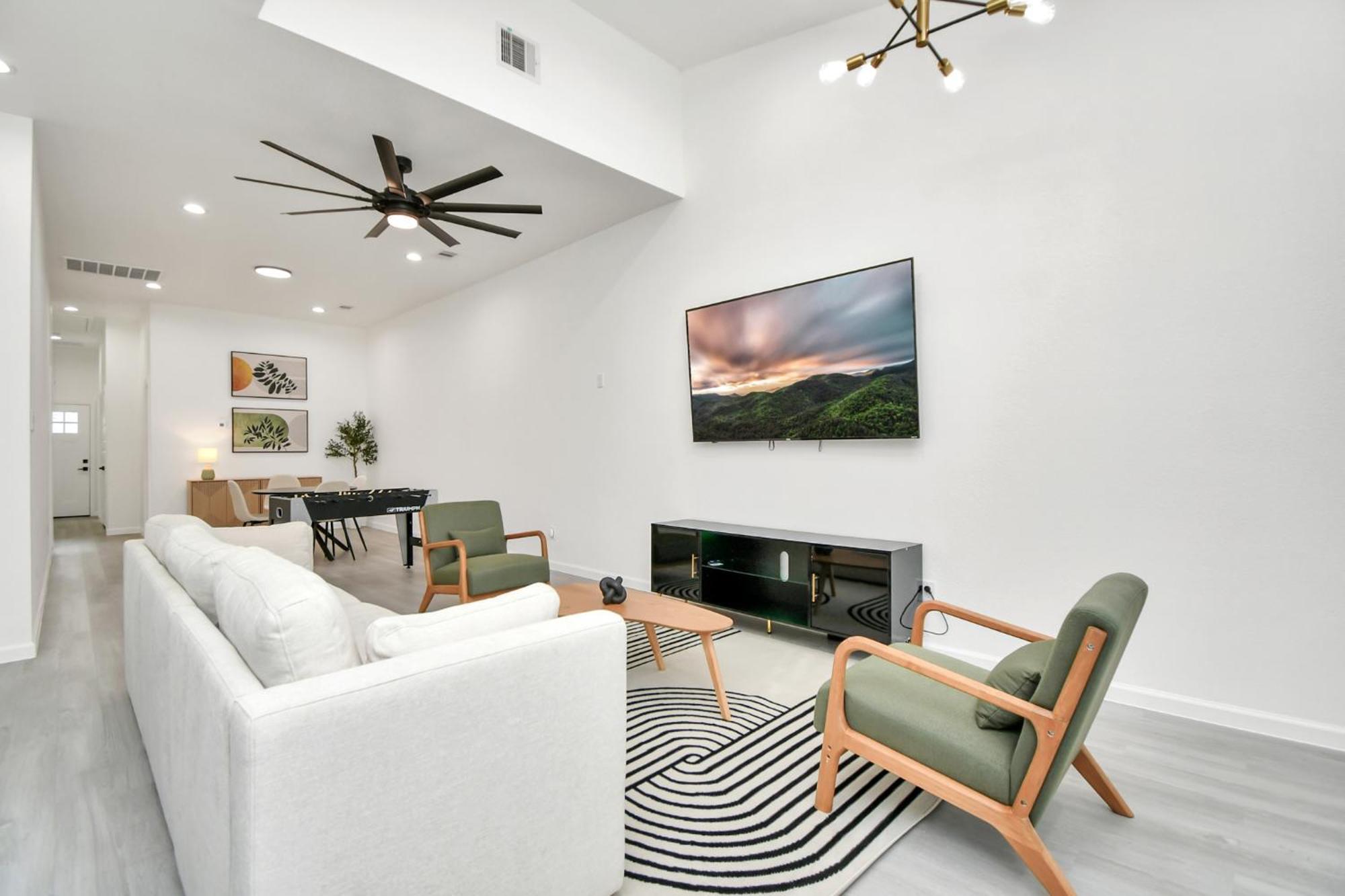 2 Homes•sleeps 18•gated•10 Mins To Dwntwn•smarttvs *