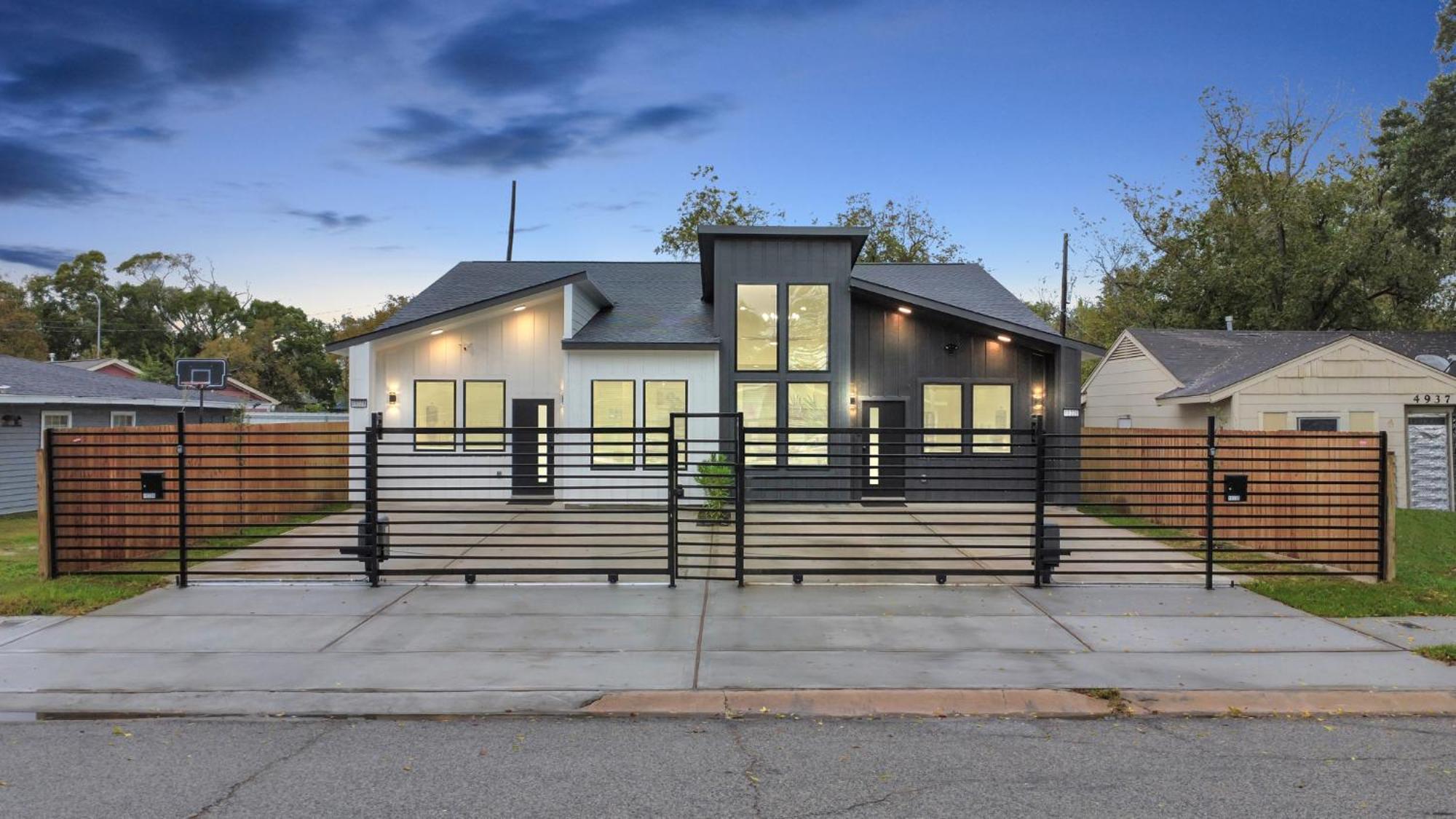 2 Homes•sleeps 18•gated•10 Mins To Dwntwn•smarttvs Holiday home Houston