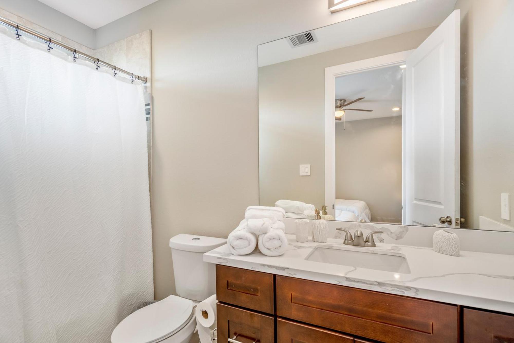 Spacious 3 Bed House Near Md Anderson With Free Parking & Wi-fi