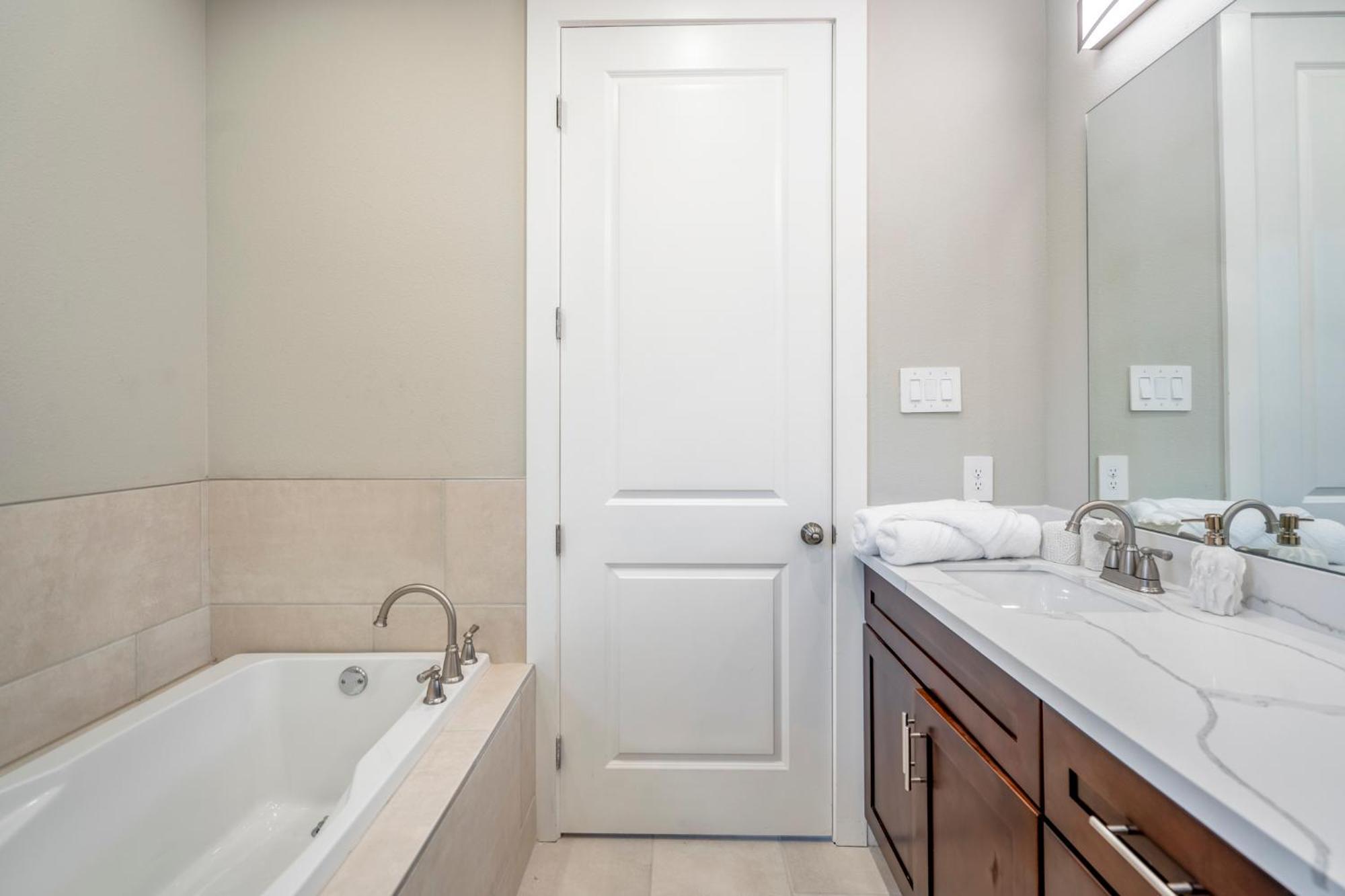 Spacious 3 Bed House Near Md Anderson With Free Parking & Wi-fi Holiday home