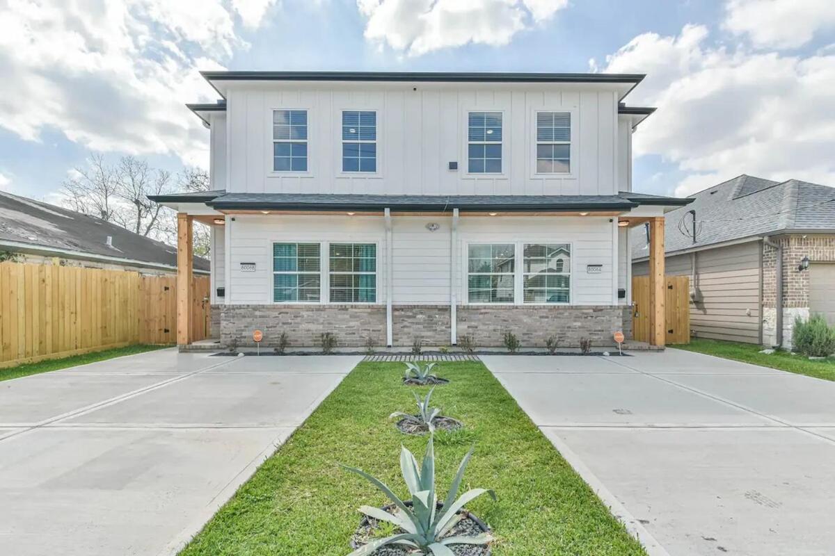 Inter-connected Duplex 8br Sleeps 22 Swim *