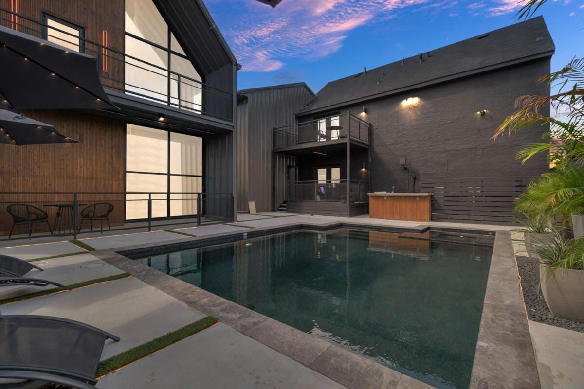Poolside Loft: Great For Events Holiday home *