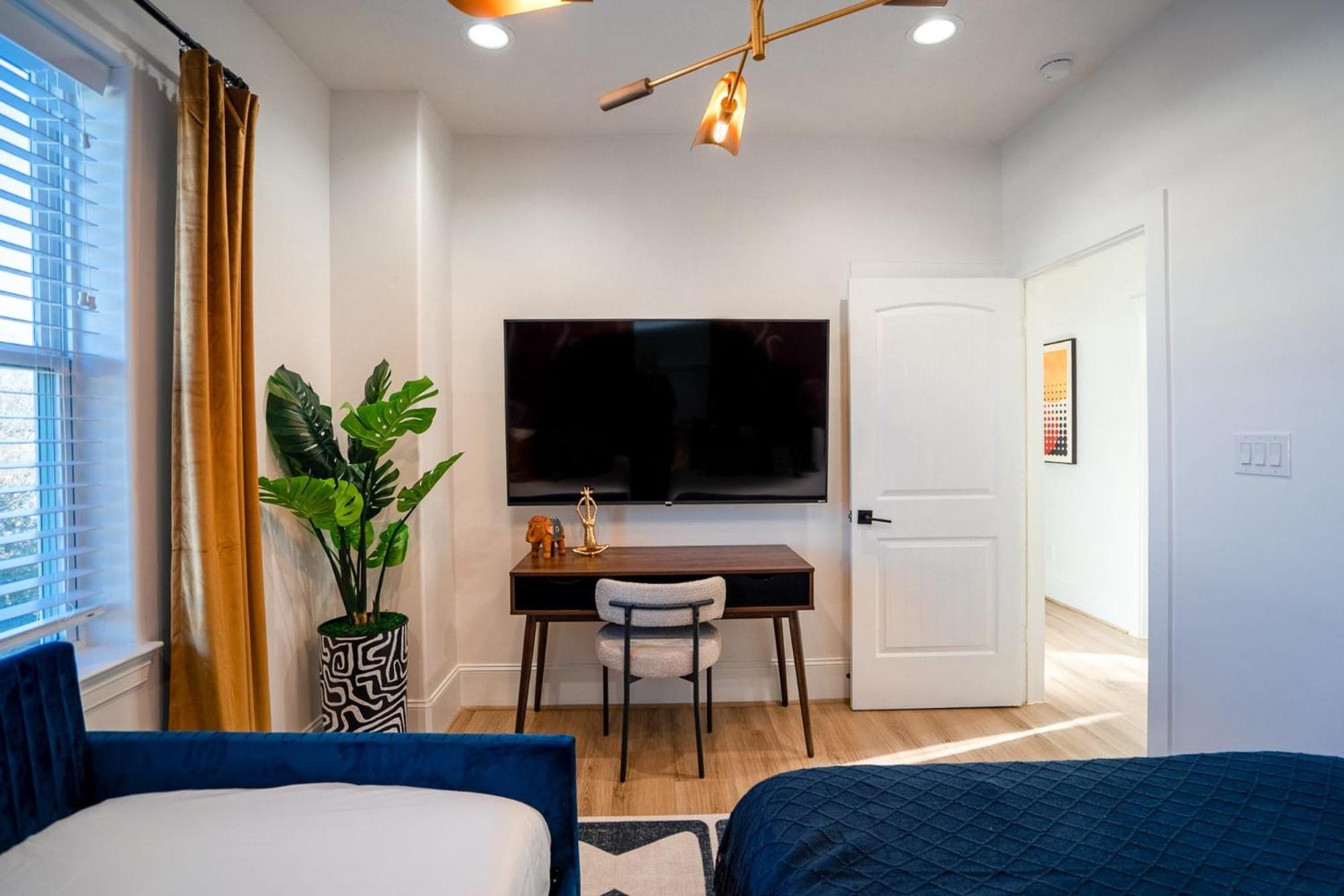 The Haus: Luxxe Rooftop Retreat *