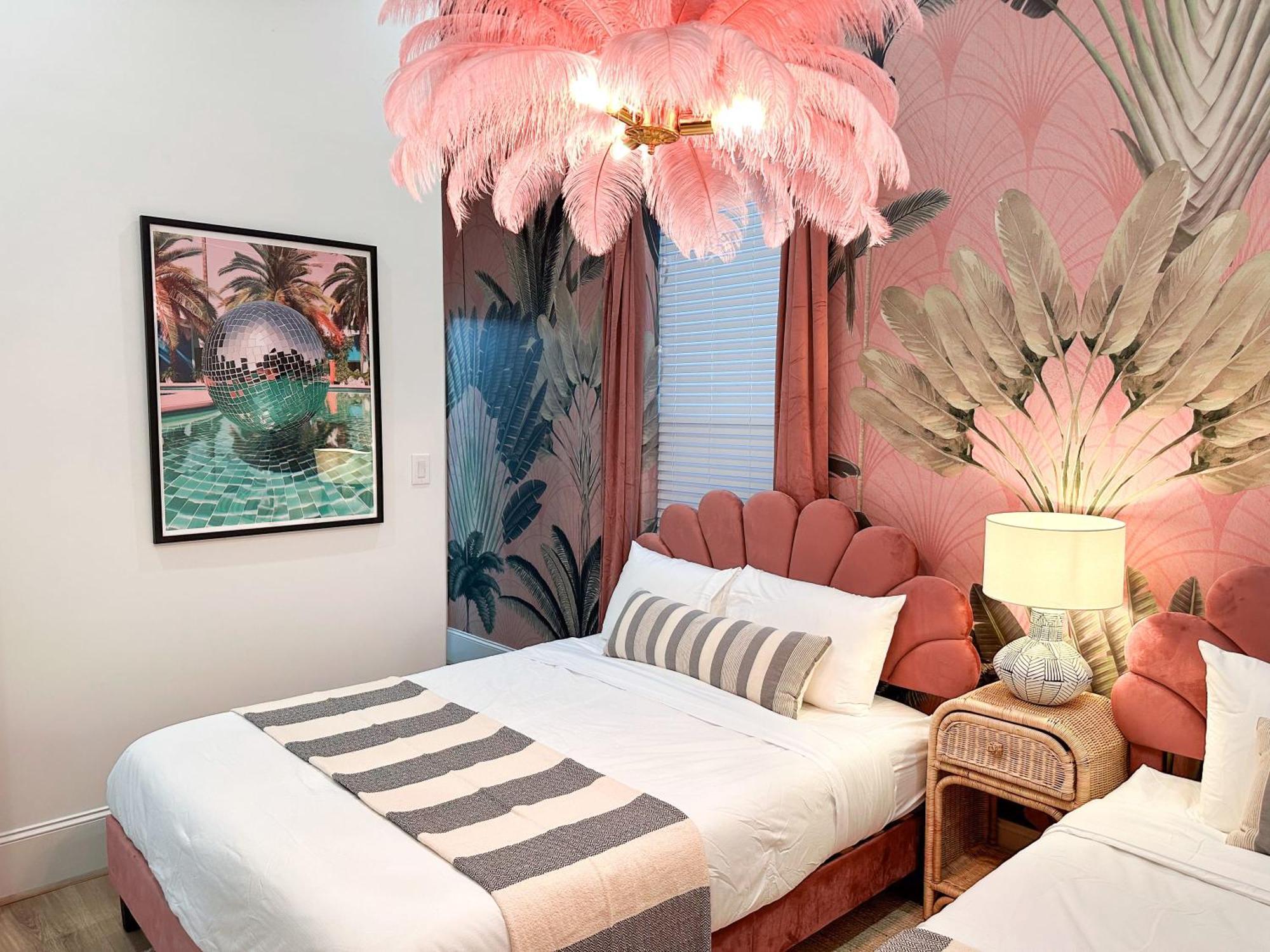 The Haus: Luxxe Rooftop Retreat Houston