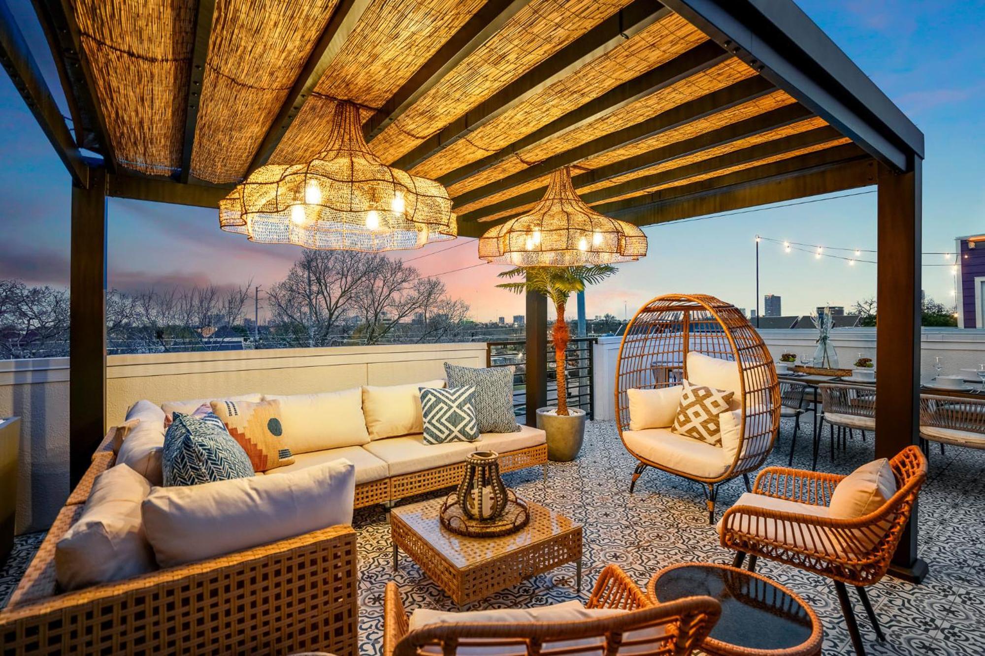 The Haus: Luxxe Rooftop Retreat *