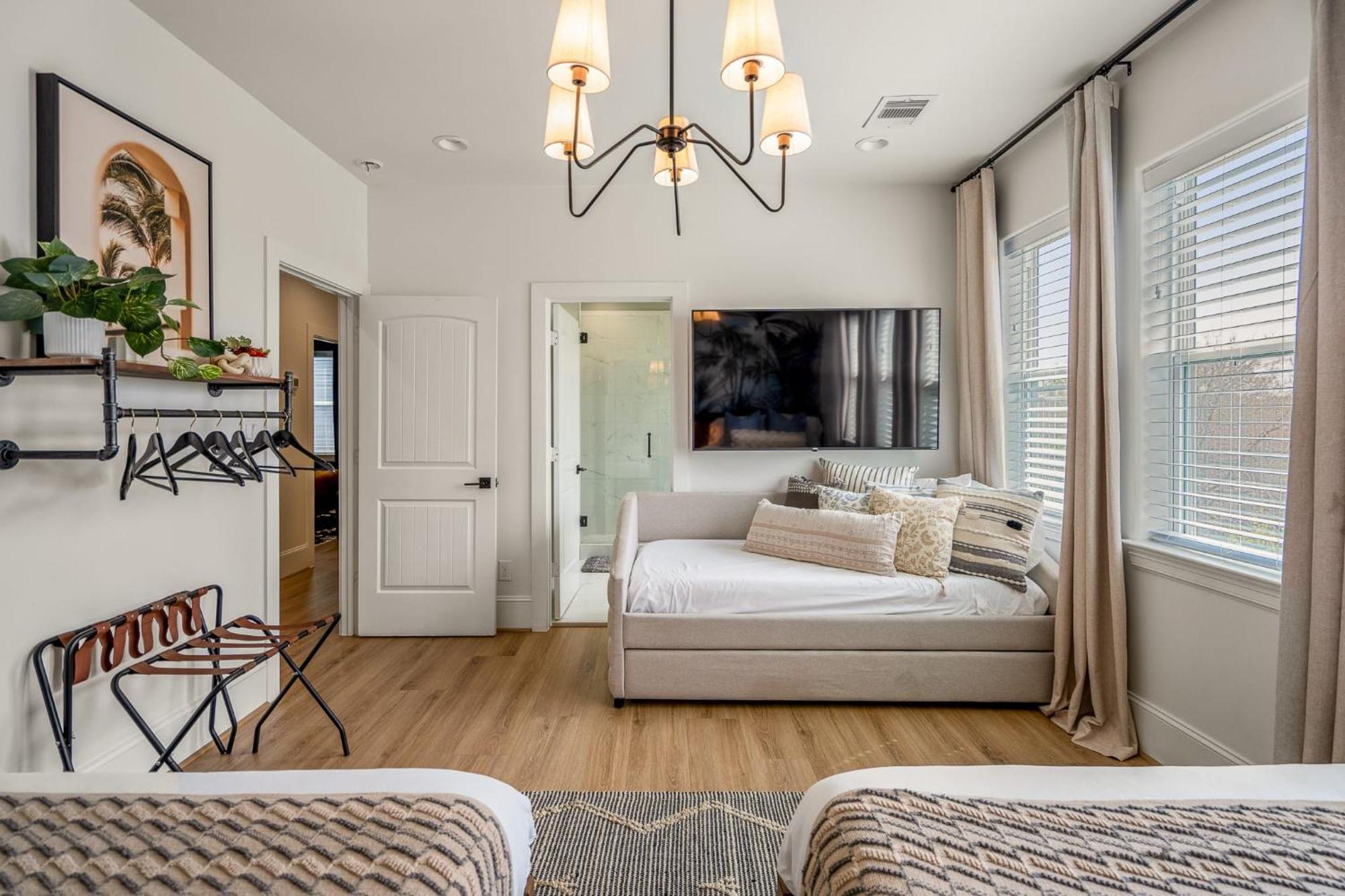 The Haus: Luxxe Rooftop Retreat Holiday home