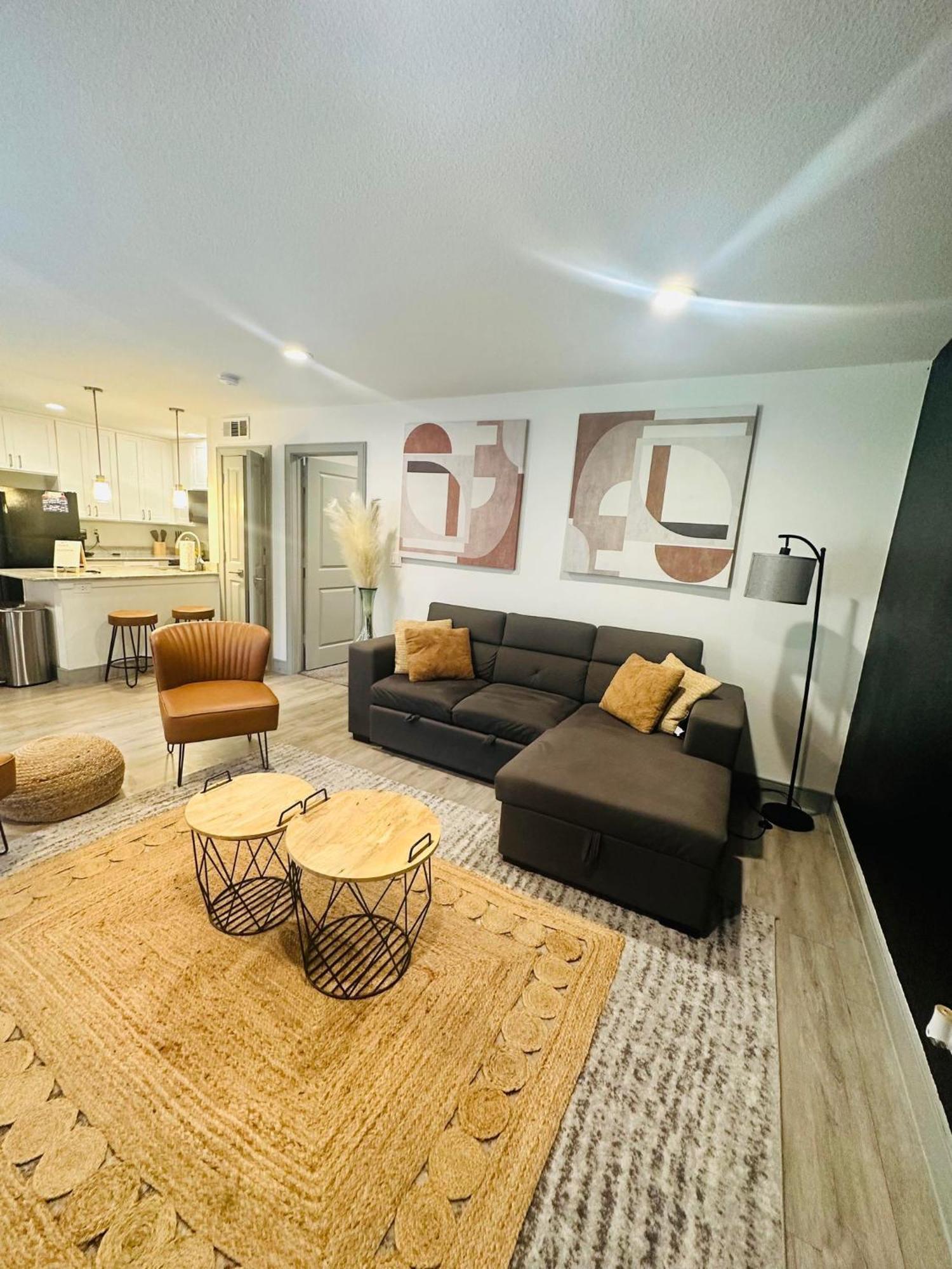 Trendy Midtown Apartment *