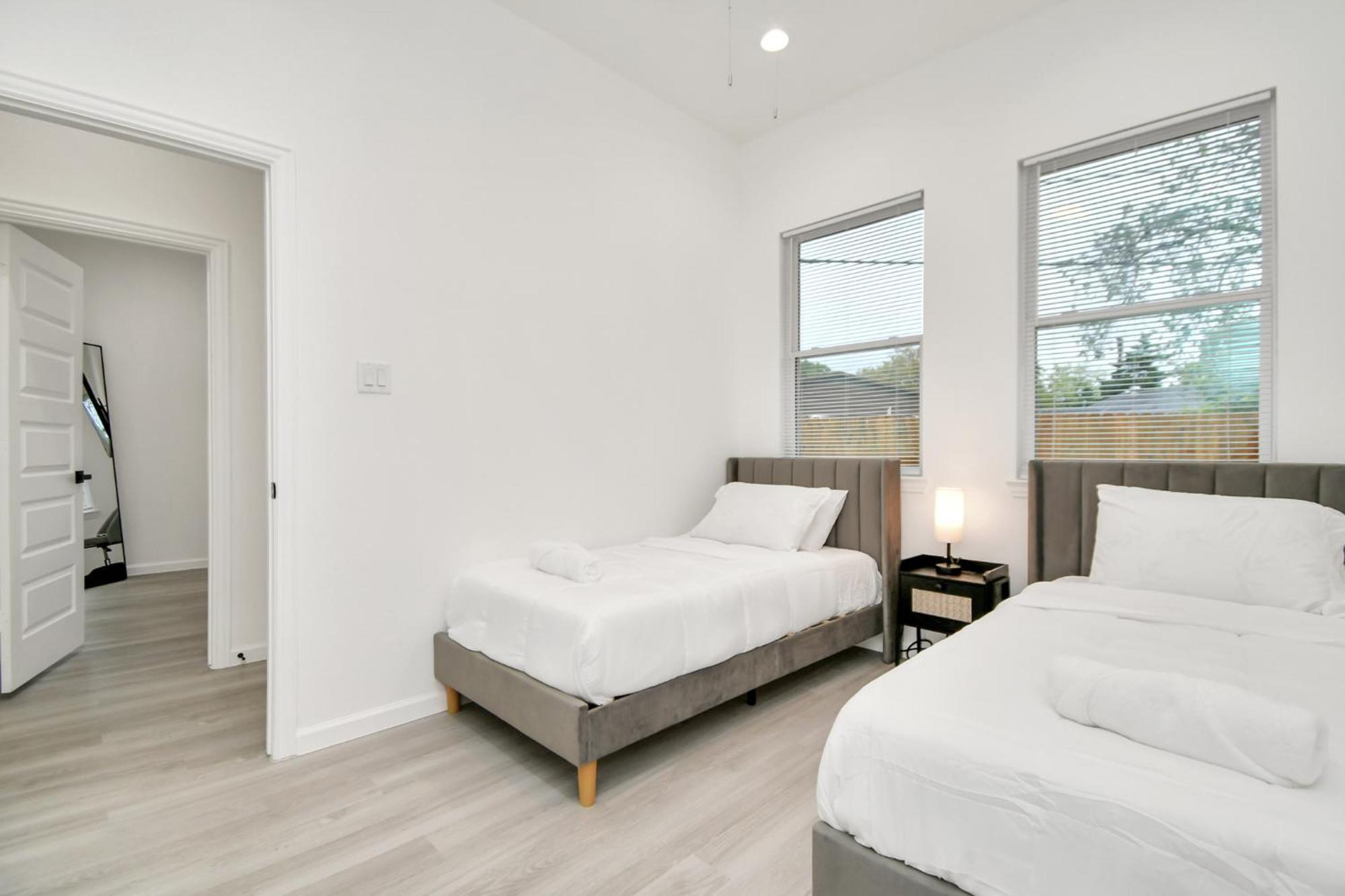 Holiday home 2 Homes•sleeps 18•gated•10 Mins To Dwntwn•smarttvs
