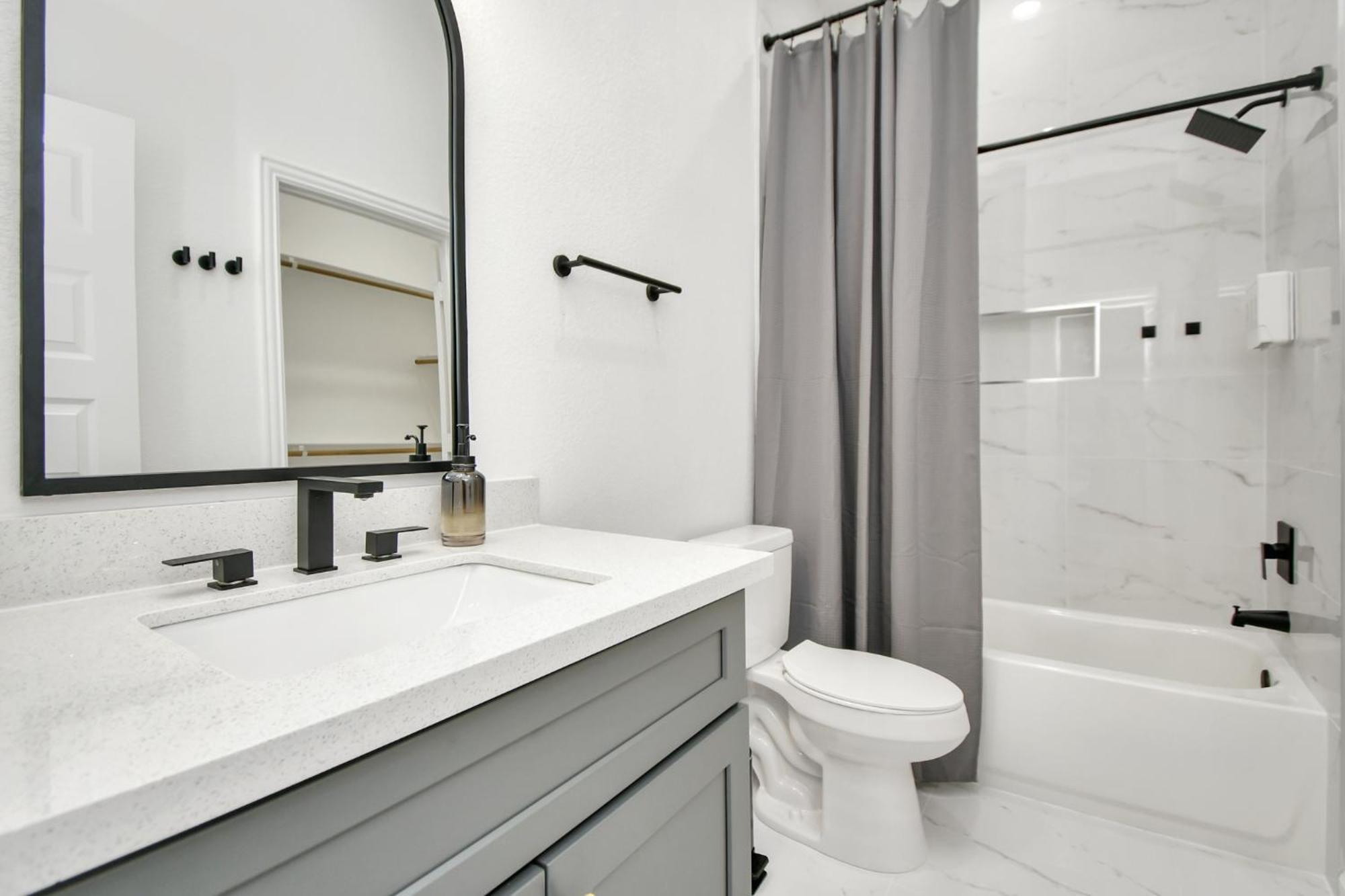 2 Homes•sleeps 18•gated•10 Mins To Dwntwn•smarttvs Holiday home