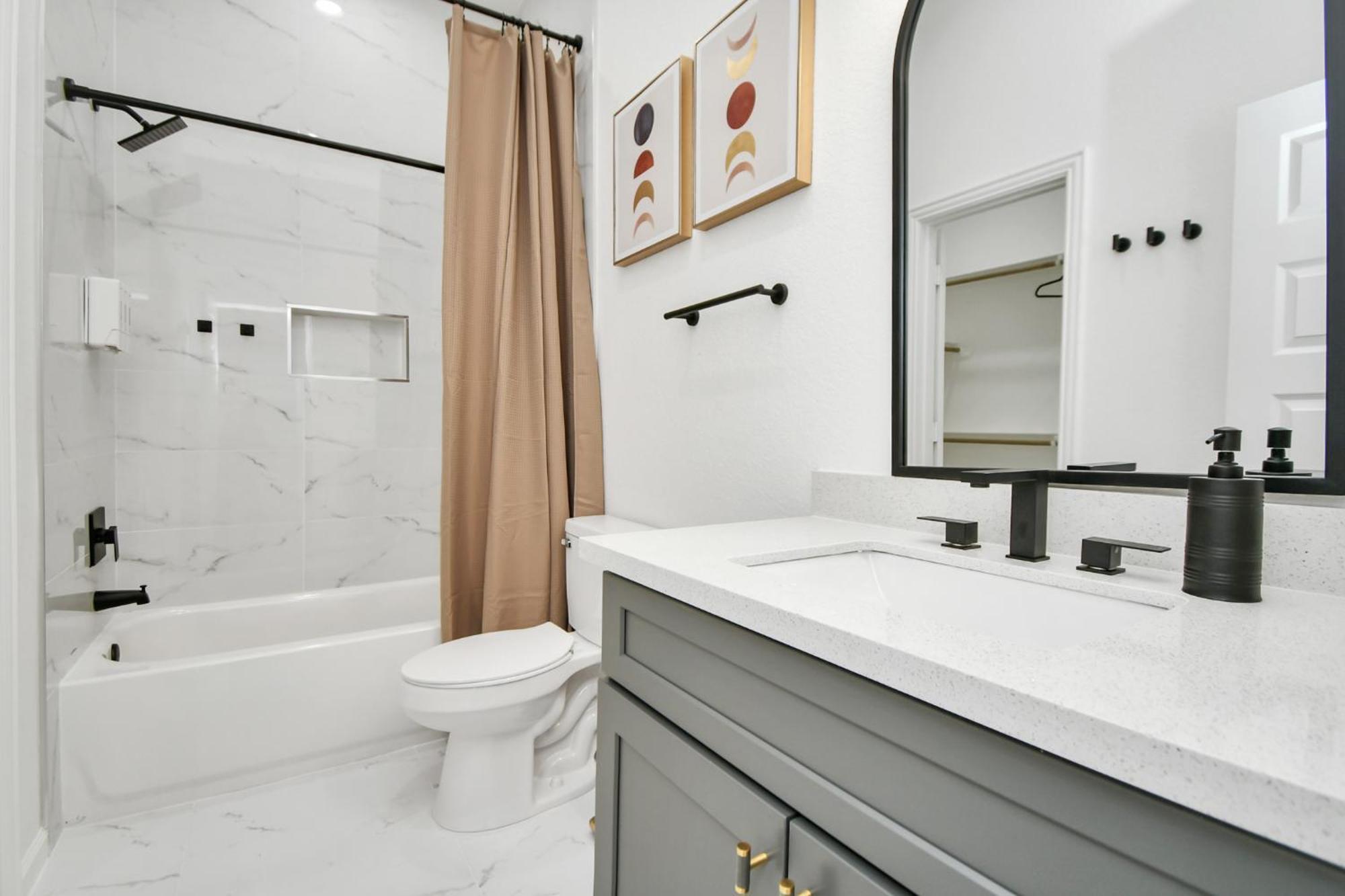 2 Homes•sleeps 18•gated•10 Mins To Dwntwn•smarttvs * Houston