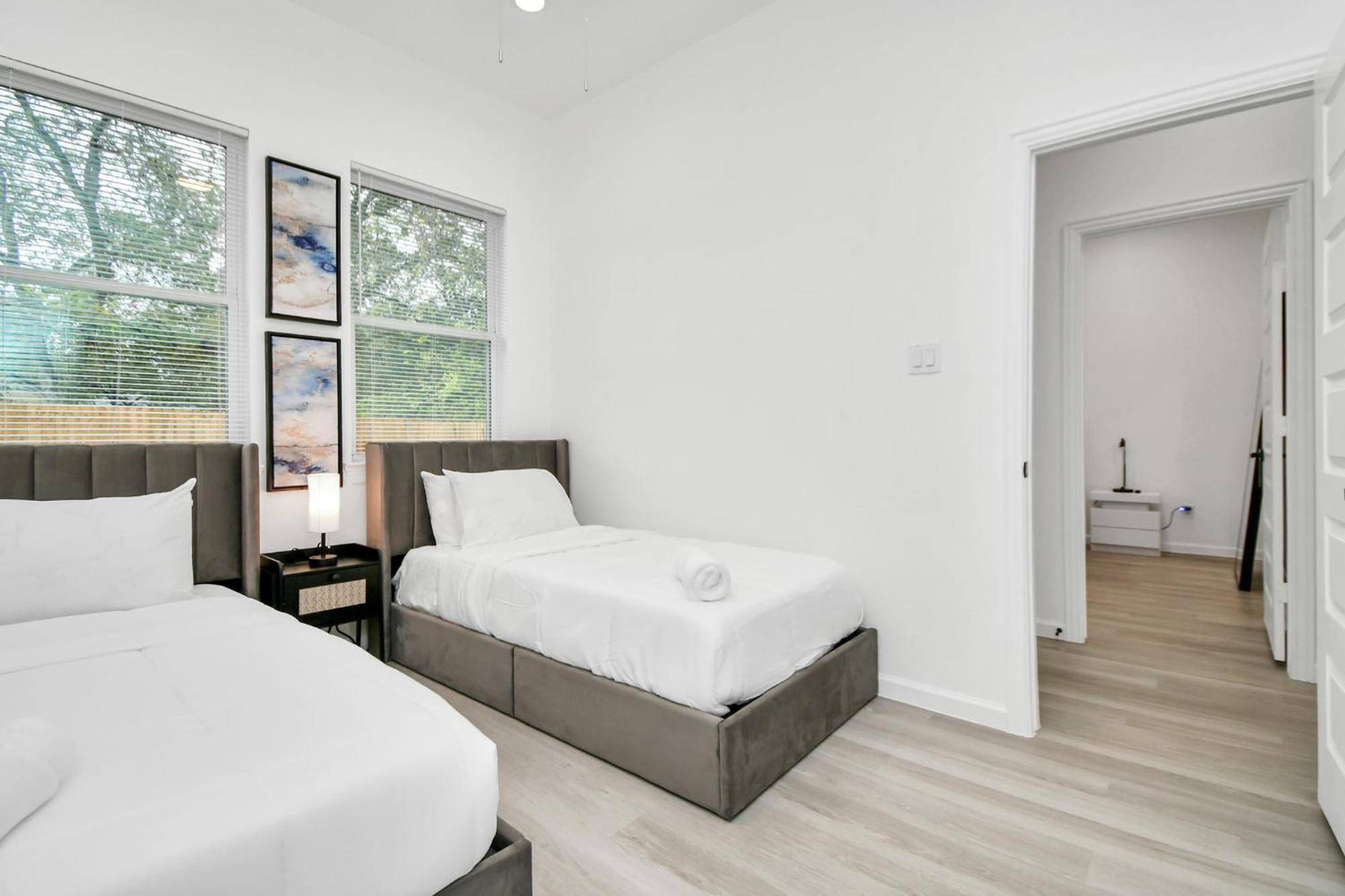 2 Homes•sleeps 18•gated•10 Mins To Dwntwn•smarttvs Houston