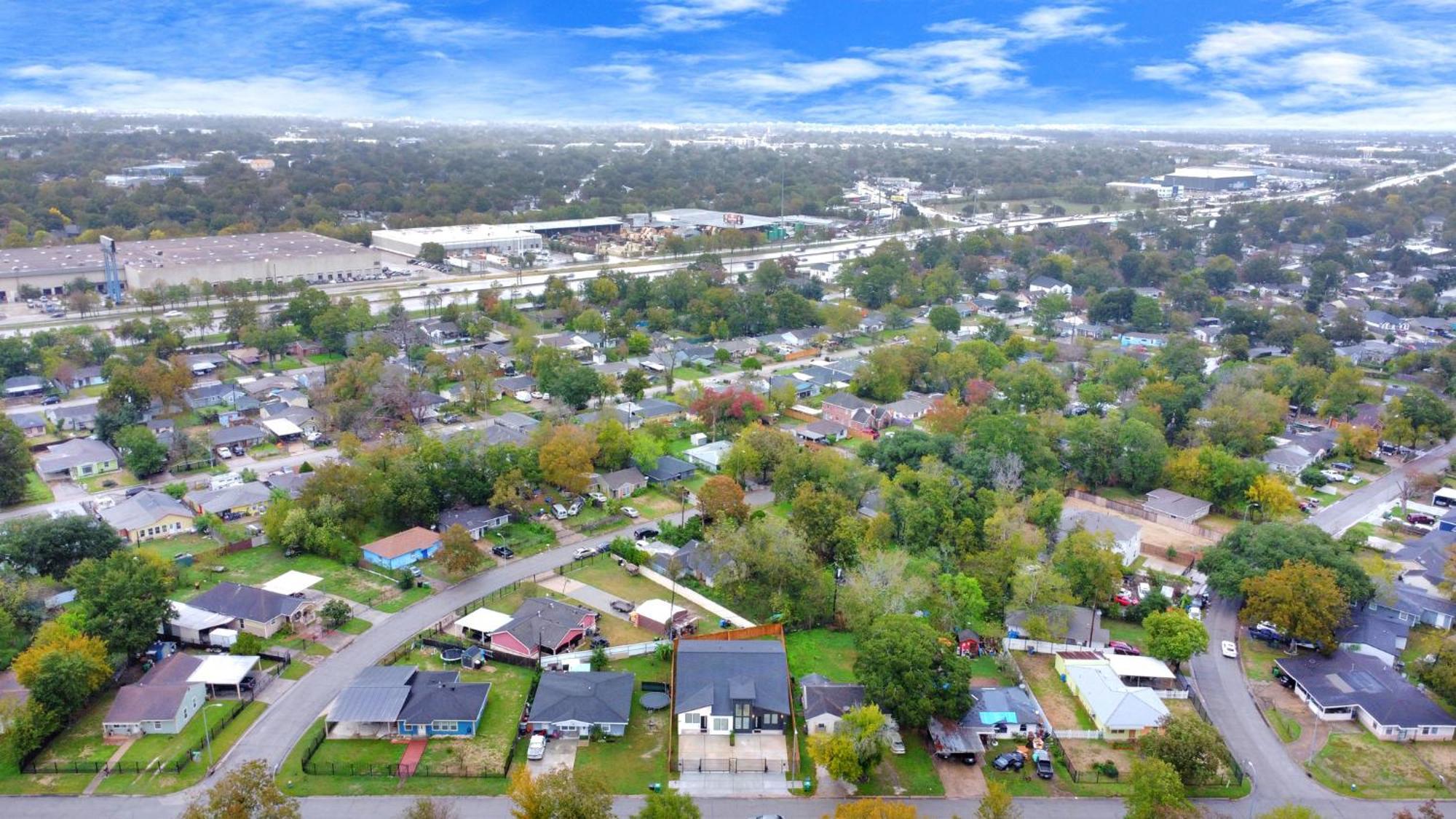 2 Homes•sleeps 18•gated•10 Mins To Dwntwn•smarttvs Holiday home *