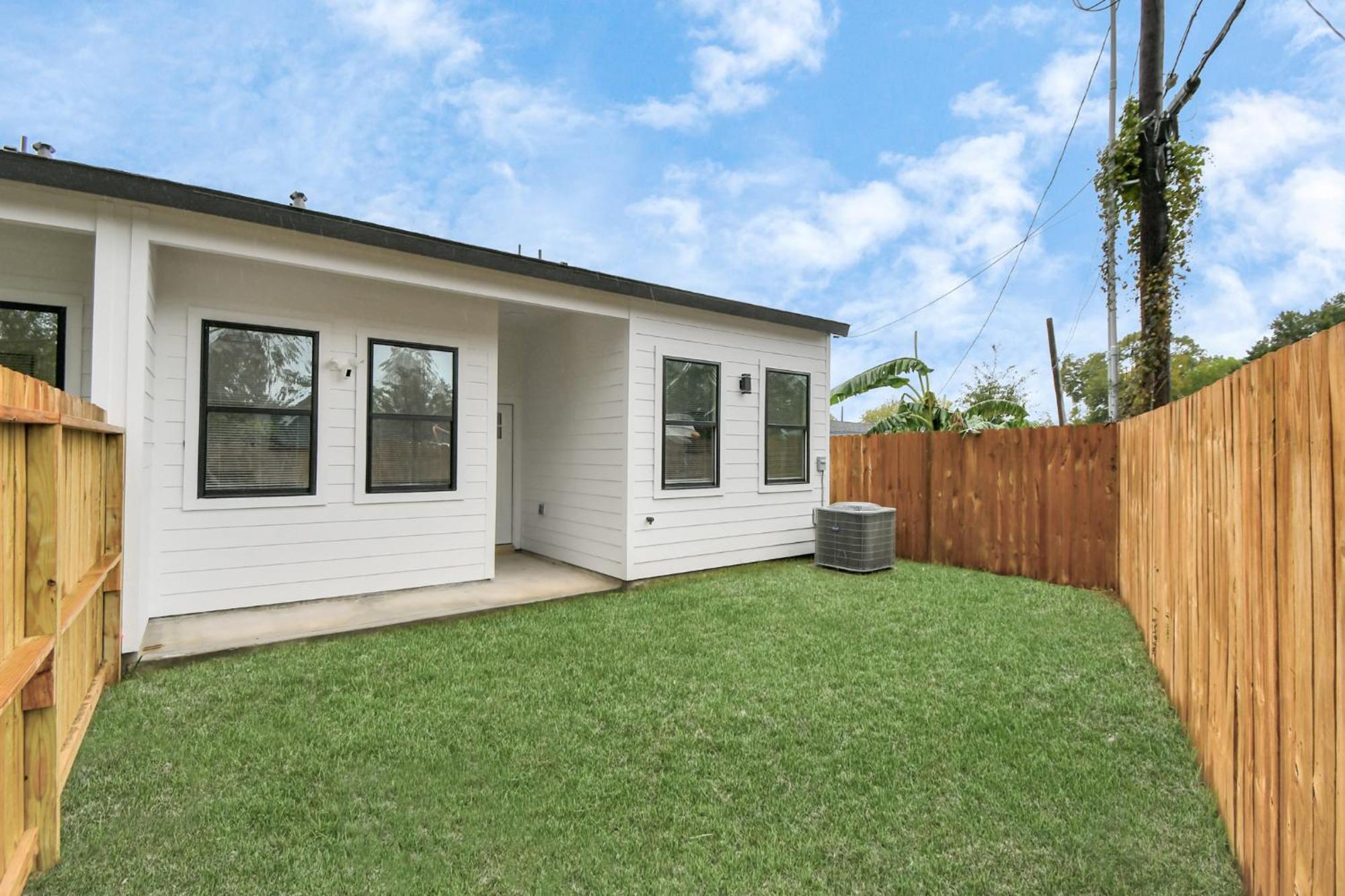 2 Homes•sleeps 18•gated•10 Mins To Dwntwn•smarttvs Houston