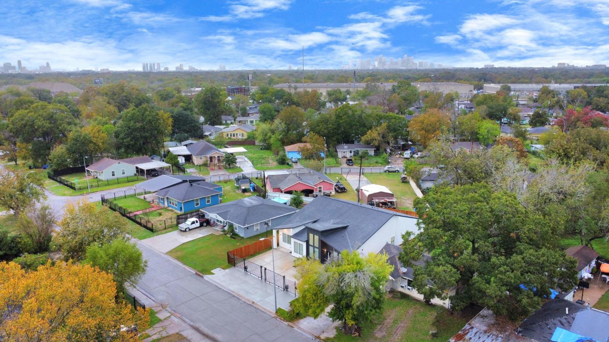 2 Homes•sleeps 18•gated•10 Mins To Dwntwn•smarttvs Holiday home Houston