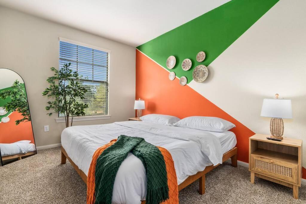 Modish King Bed W/ Pool & Gym