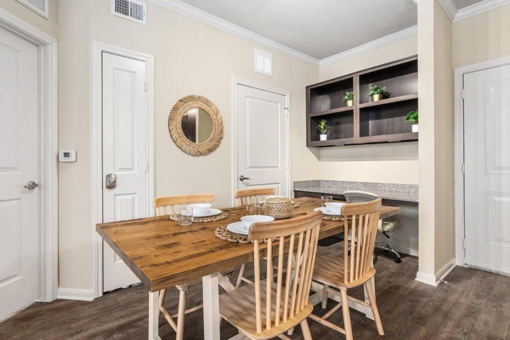 Modish King Bed W/ Pool & Gym Houston
