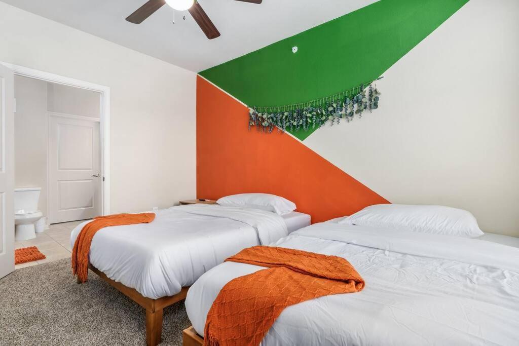 Modish King Bed W/ Pool & Gym