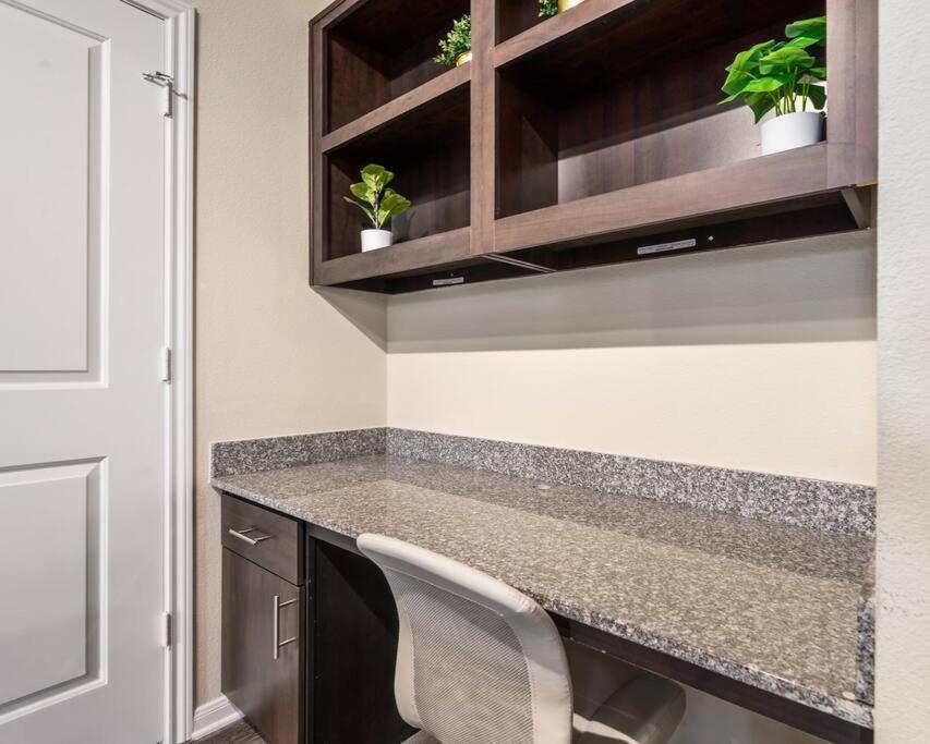 Modish King Bed W/ Pool & Gym Apartment Houston