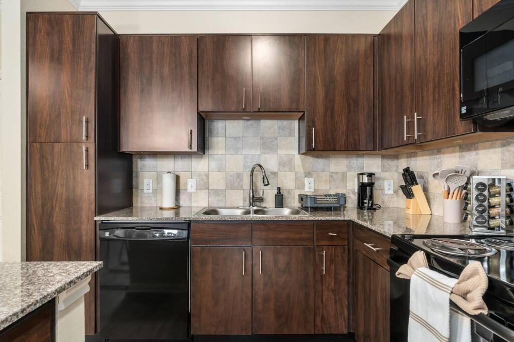 Modish King Bed W/ Pool & Gym Apartment