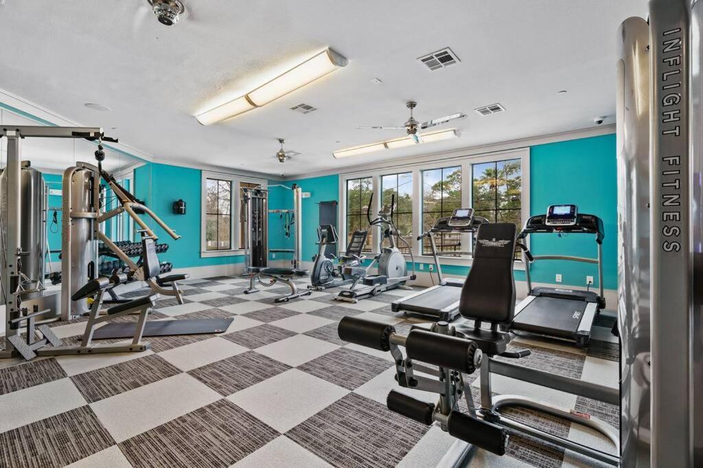 Modish King Bed W/ Pool & Gym * Houston