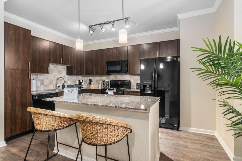 Modish King Bed W/ Pool & Gym * Houston