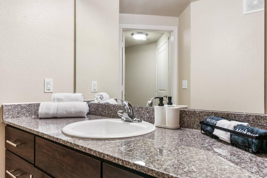 Modish King Bed W/ Pool & Gym Apartment Houston