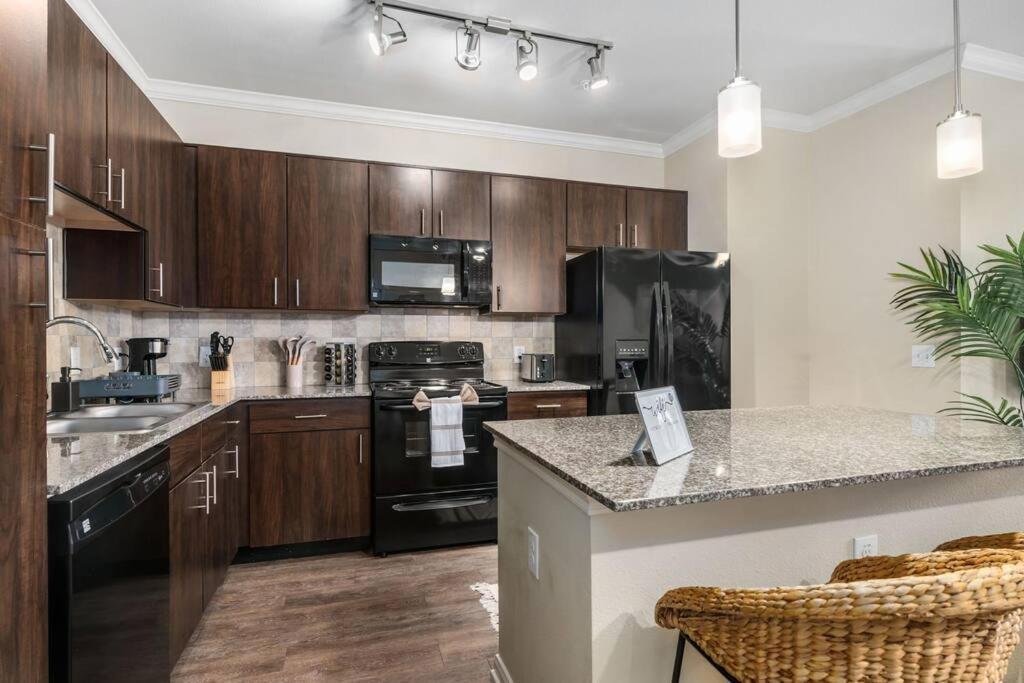 Modish King Bed W/ Pool & Gym Apartment