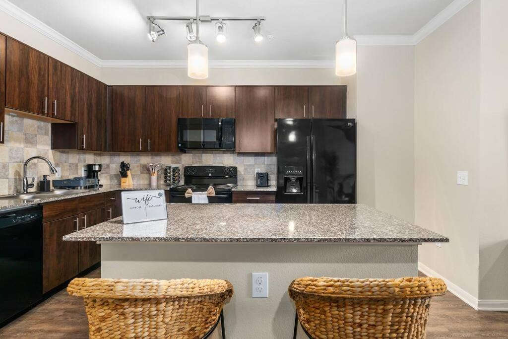 Modish King Bed W/ Pool & Gym * Houston